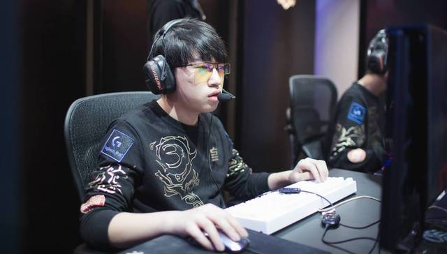 身份认同转 身份认同转